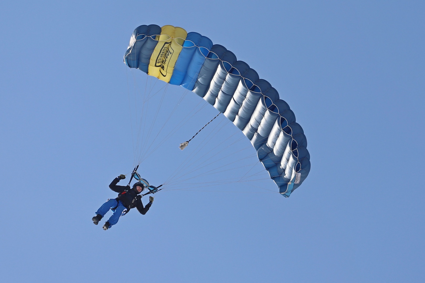 В Марий Эл парашютисты соревновались на точность приземления