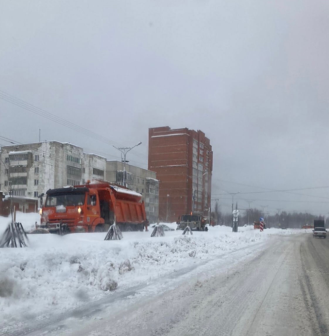 Аномальное количество снега выпало в Йошкар-Оле: выехала спецтехника