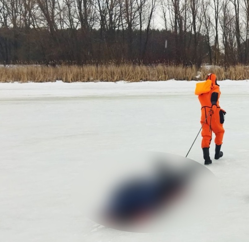 Спасатели показали место провала рыбака в Волжске