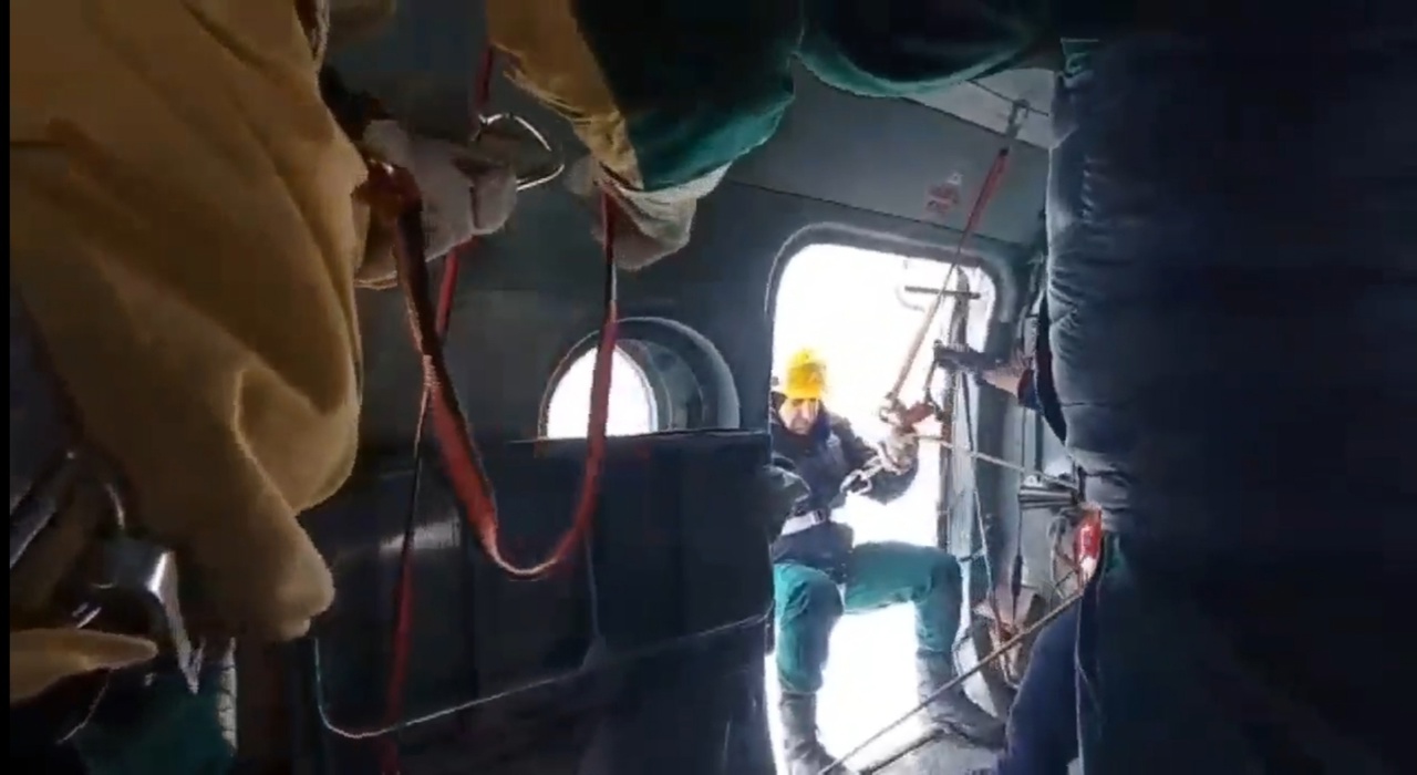 В Марий Эл пожарные-десантники оттачивают свои навыки, прыгая с вертолета