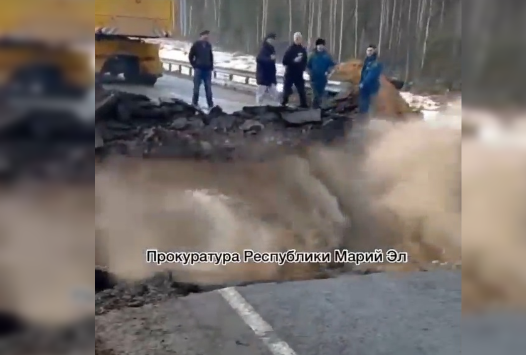 В Звениговском районе ограничили движение машин из-за обвала трассы 