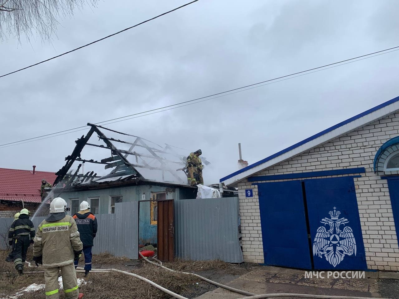 Йошкаролинские пожарные эвакуировали многодетную семью из горящего дома