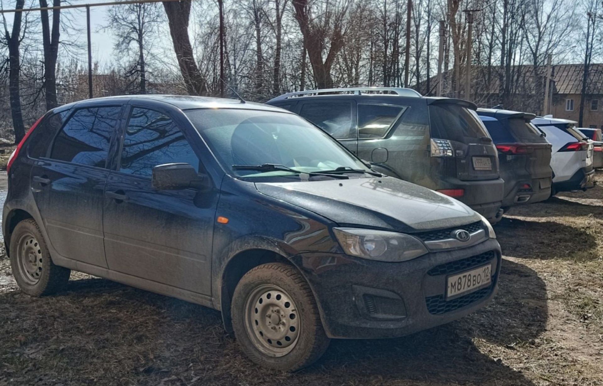 В Йошкар-Оле водителям напомнили о запрете парковки на газоне
