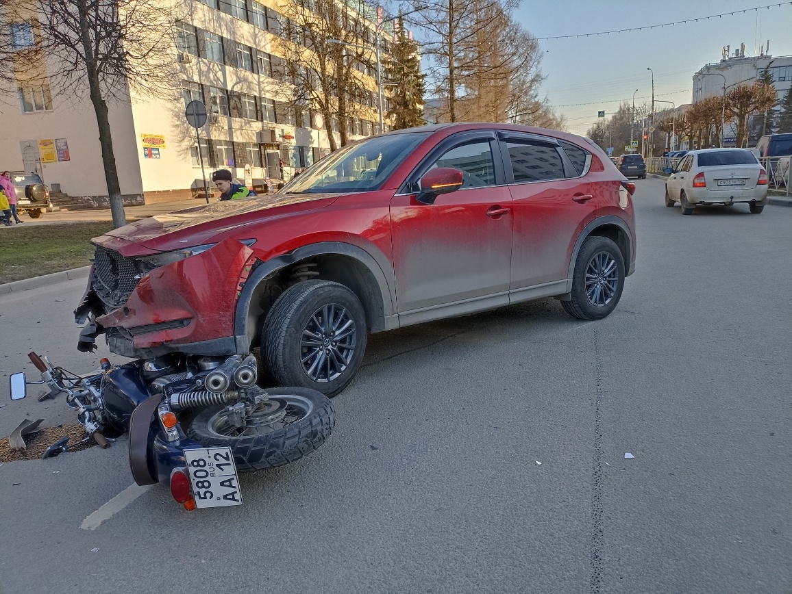 В Йошкар-Оле мотоциклист серьезно пострадал в аварии с Mazda
