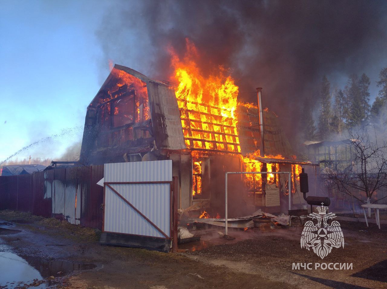 В Медведевском районе полностью сгорел дом, еще один частично пострадал
