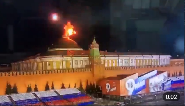 Украинские беспилотники уже в Москве: видео сбития прямо над Кремлем