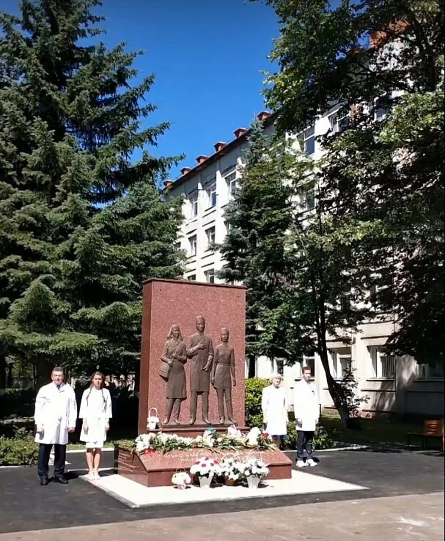 Памятник медработникам поставили в Йошкар-Оле