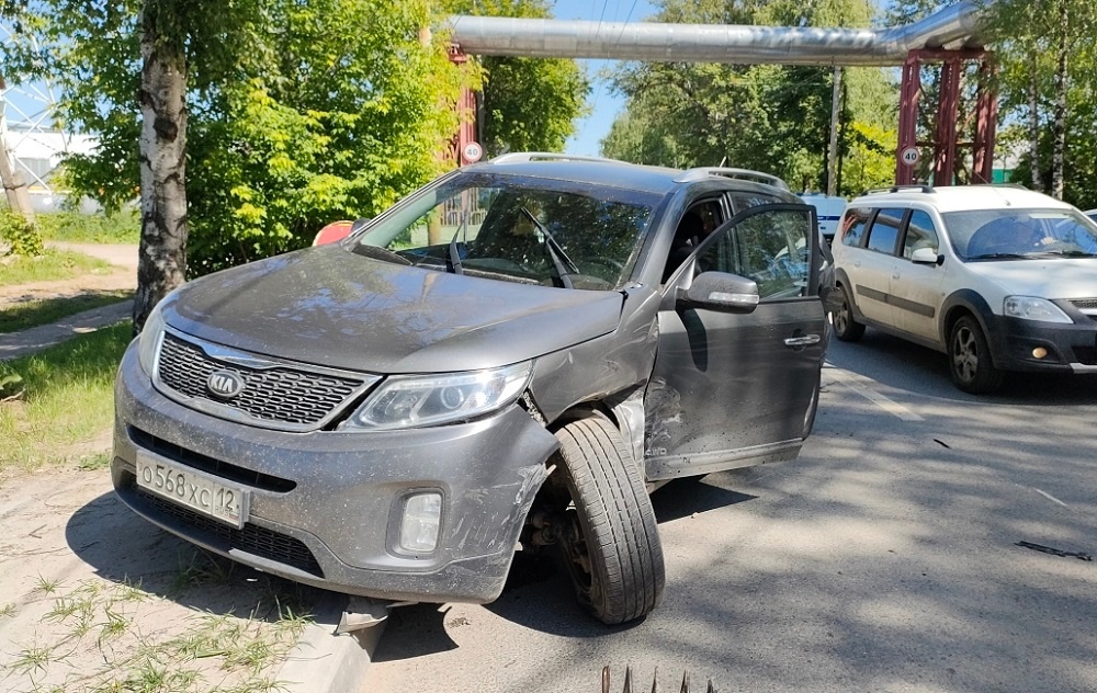 В Йошкар-Оле столкнулись Kia и BMW: есть пострадавший