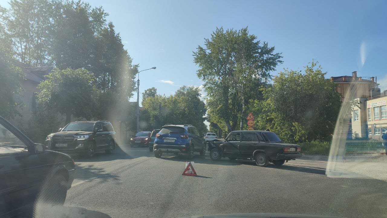 В Йошкар-Оле на улице Строителей из-за аварии образовалась пробка