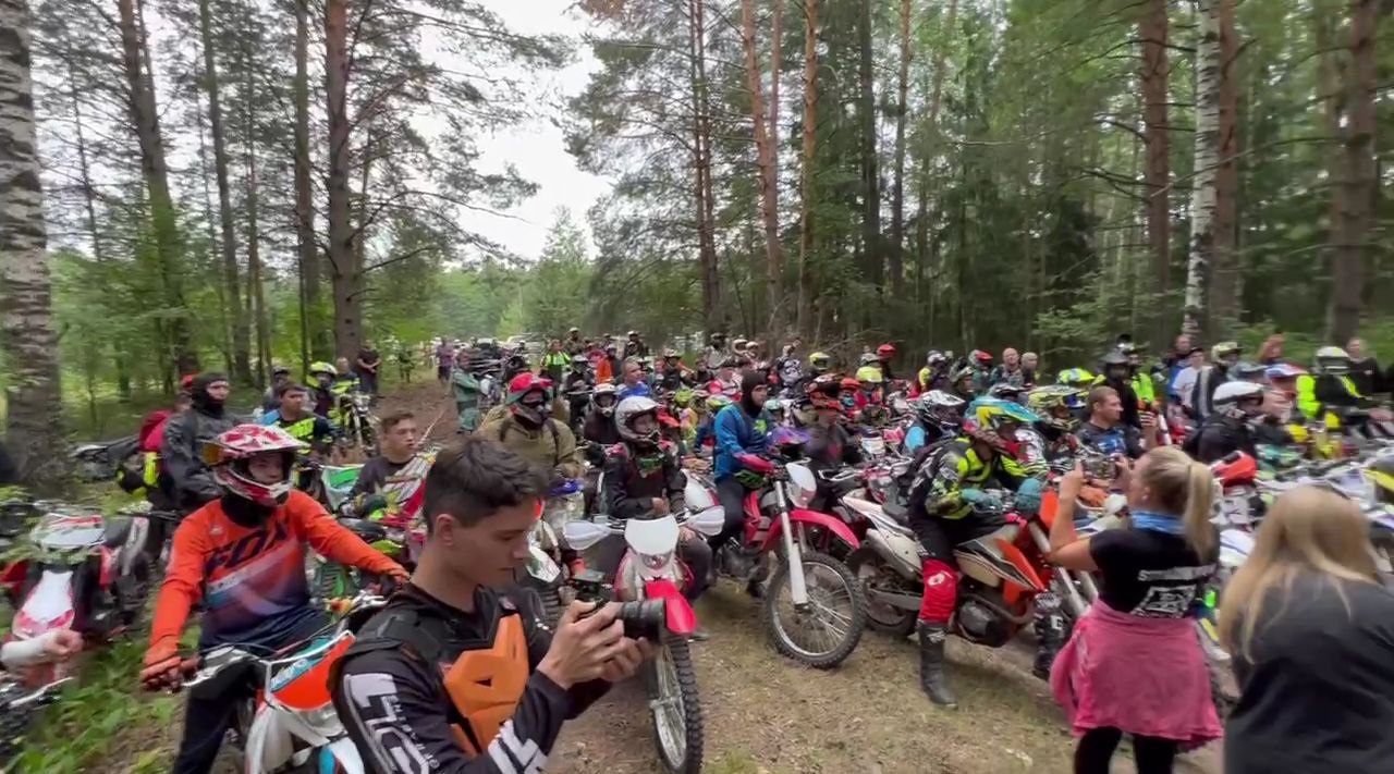 В марийских лесах более ста мотоциклистов устроили массовый заезд