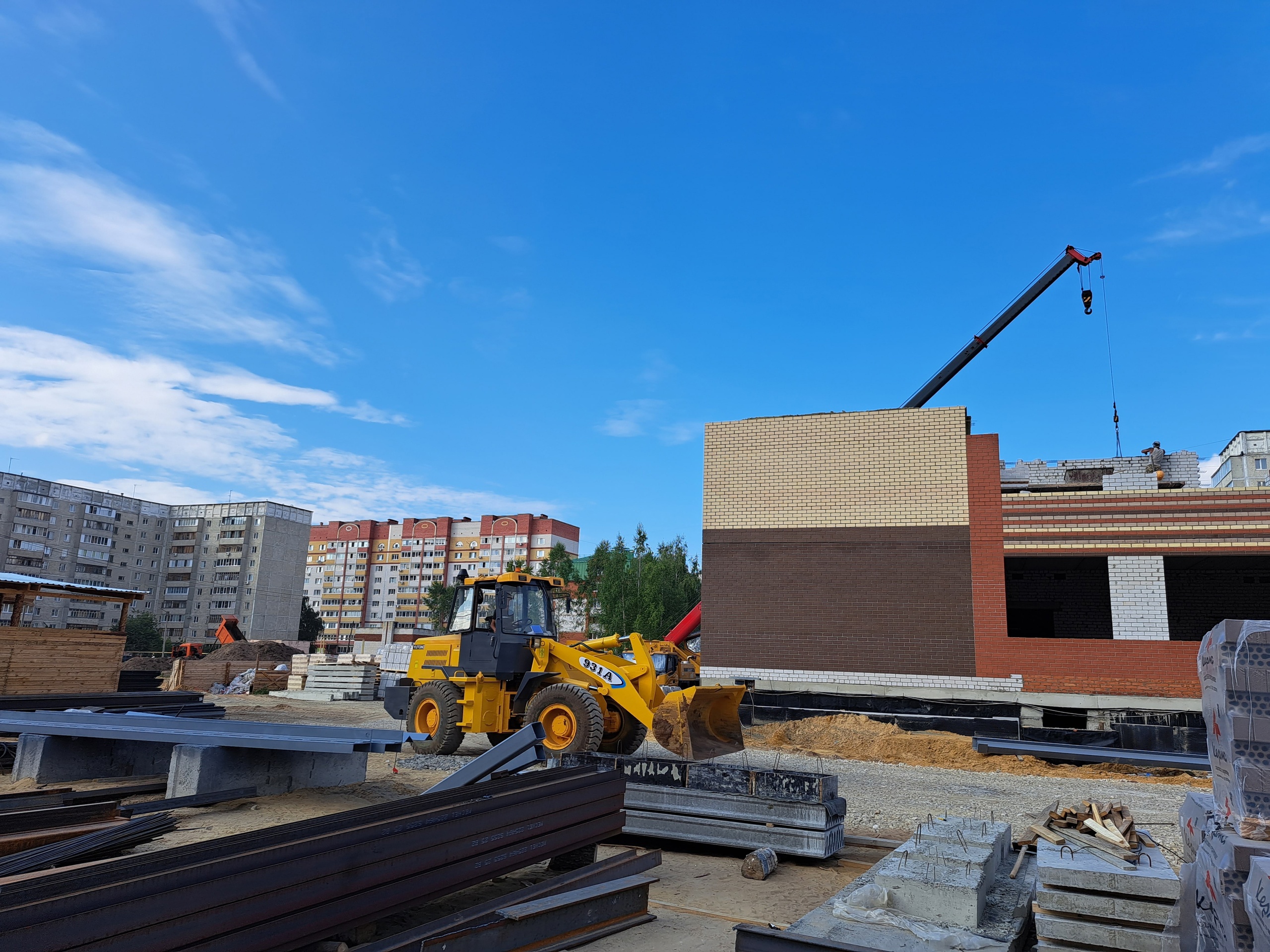 Более 80 человек строят самую большую школу в Йошкар-Оле