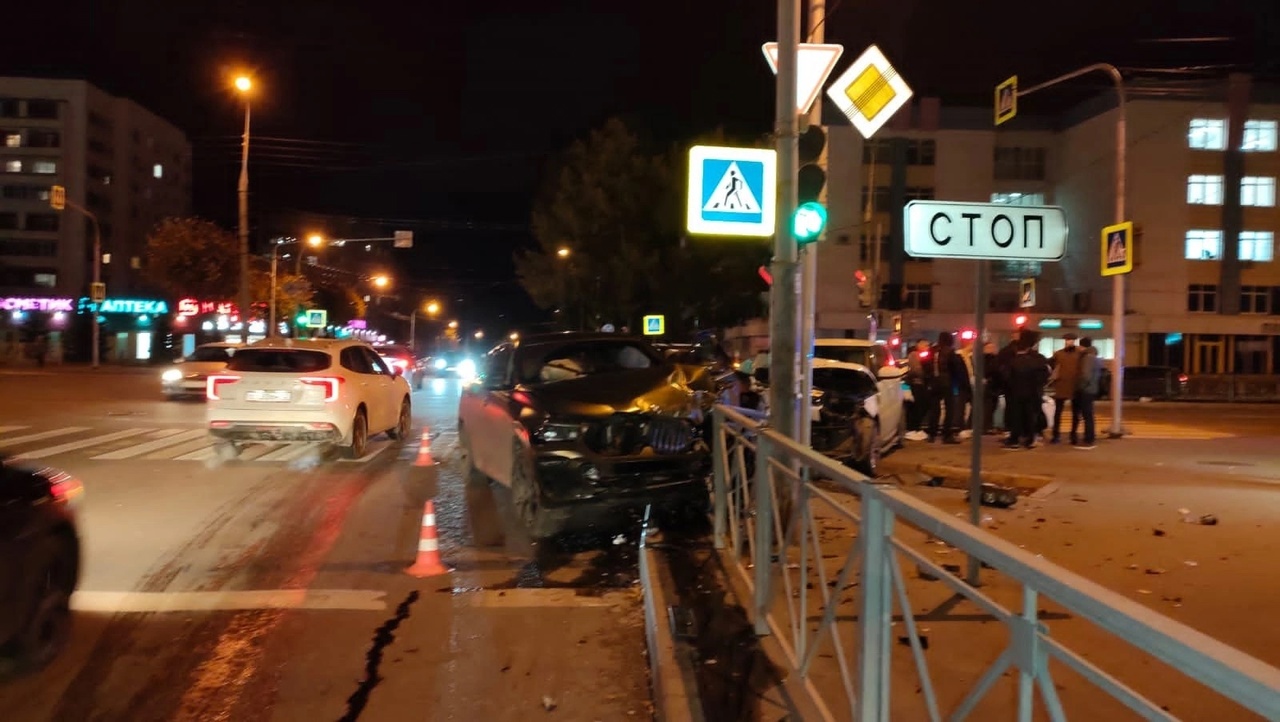Две иномарки столкнулись в Йошкар-Оле и вылетели на тротуар