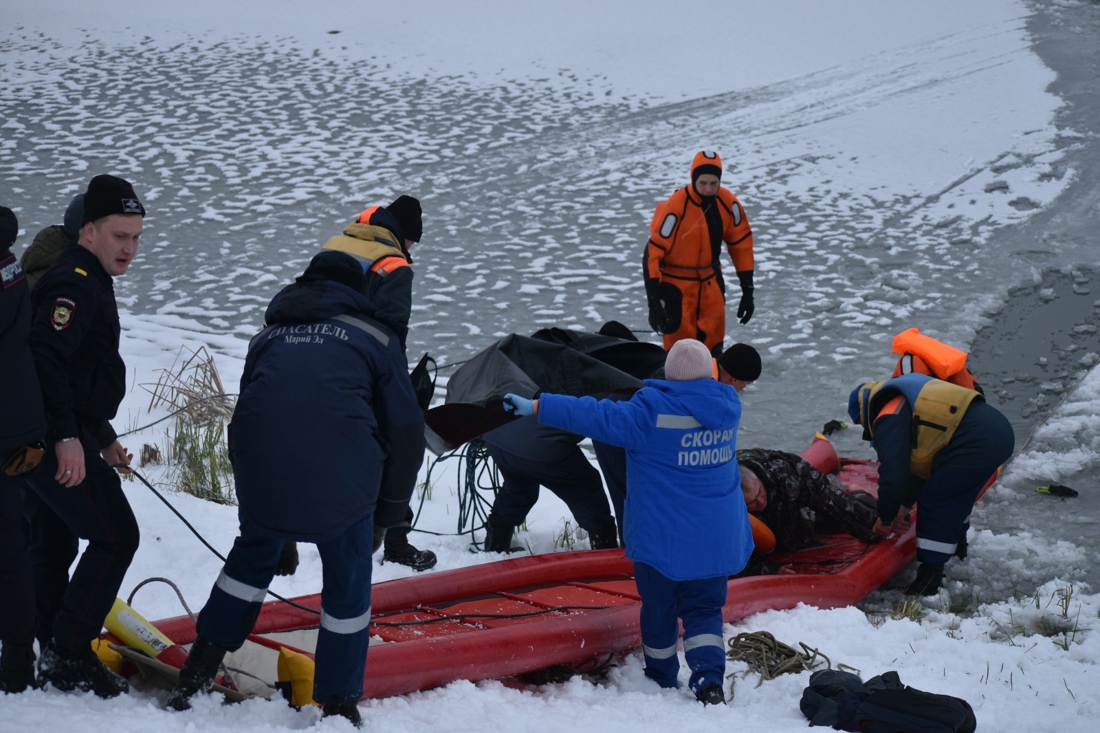 Провалившийся под лед в центре Йошкар-Олы мужчина находится в больнице: как он