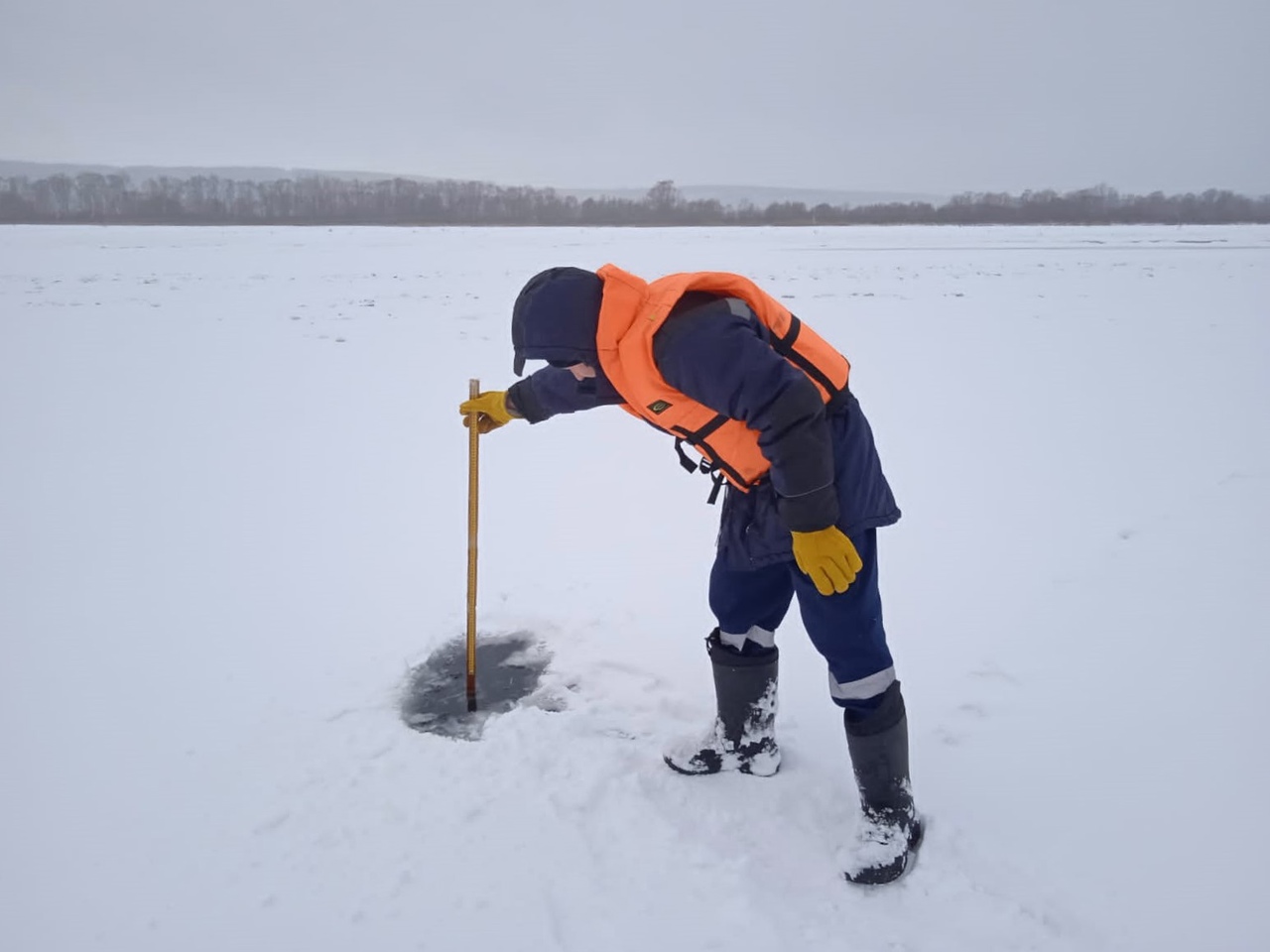 Спасатели измерили толщину льда на водоемах Марий Эл: где небезопасно ходить