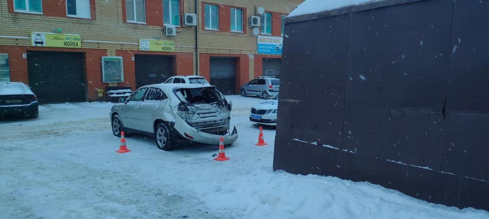 В Йошкар-Оле контейнер после столкновения с Lexus сбил пешеход 