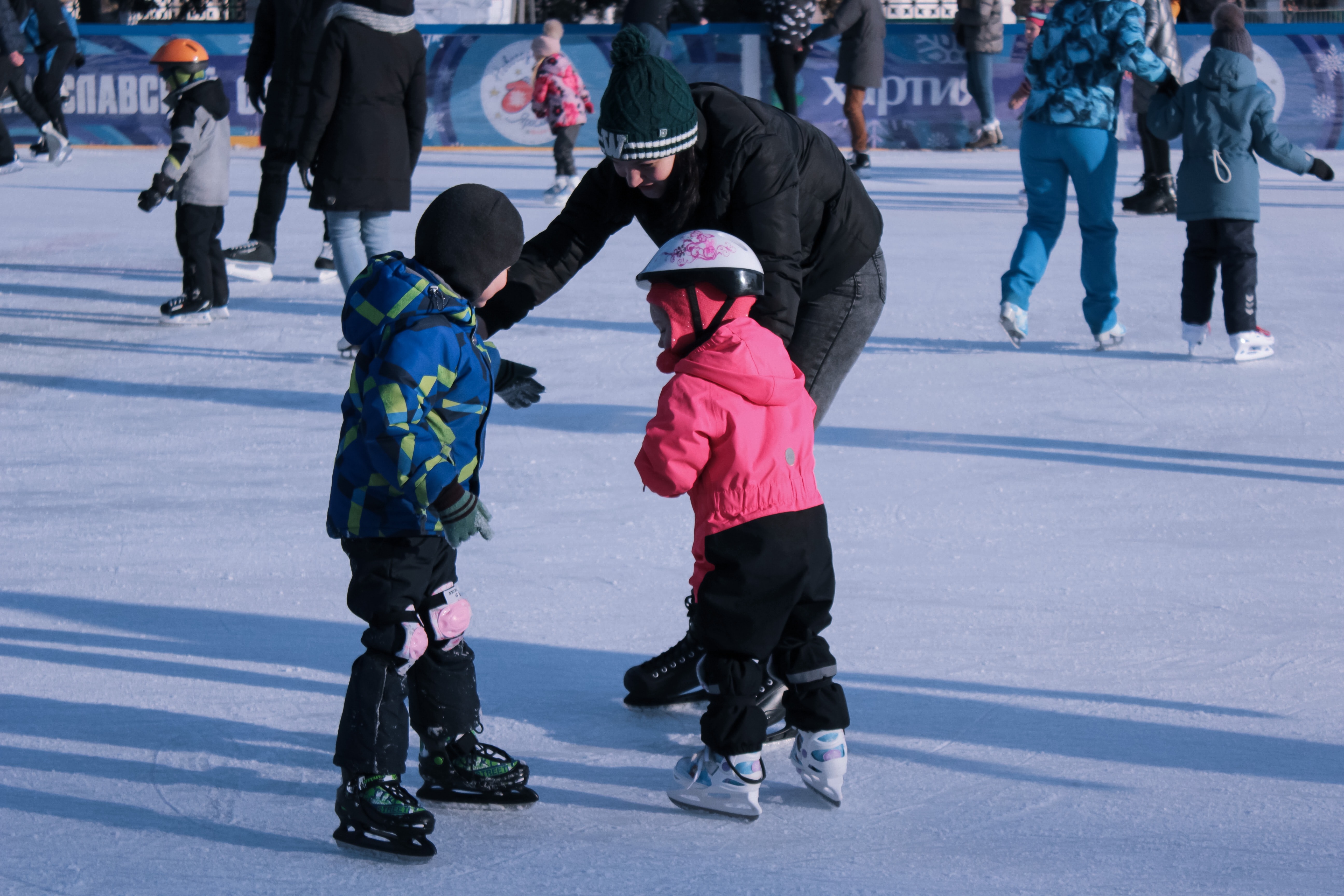 Все желающие йошкаролинцы могут посетить мастер-классы по катанию на коньках