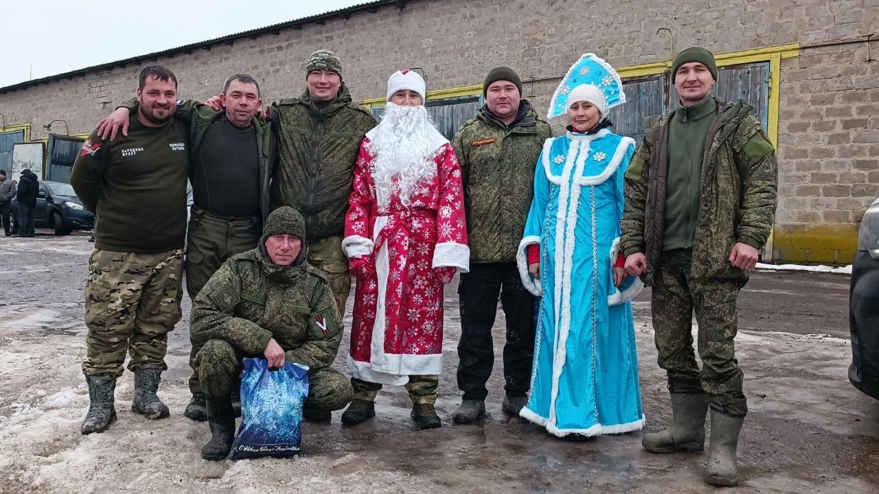 Муж и жена из села в Марий Эл взяли на себя миссию Деда Мороза со Снегурочкой в зоне СВО