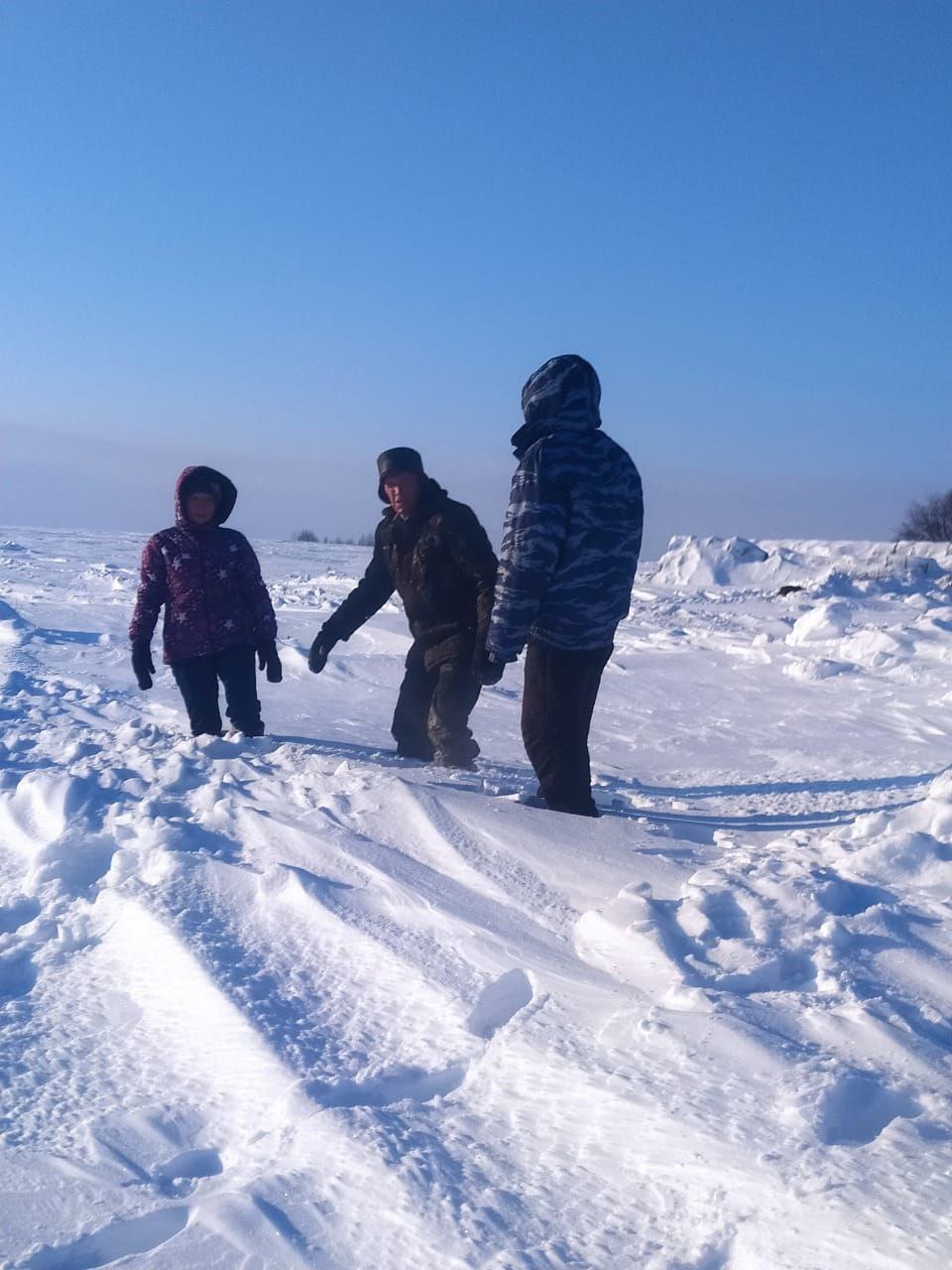 Жителей марийской деревни отрезало снегом от цивилизации: "За продуктами едем на лыжах"