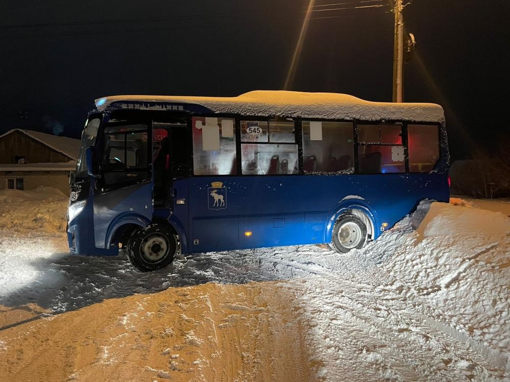 В Йошкар-Оле сотрудники Госавтоинспекции вытащили автобус из снежного плена