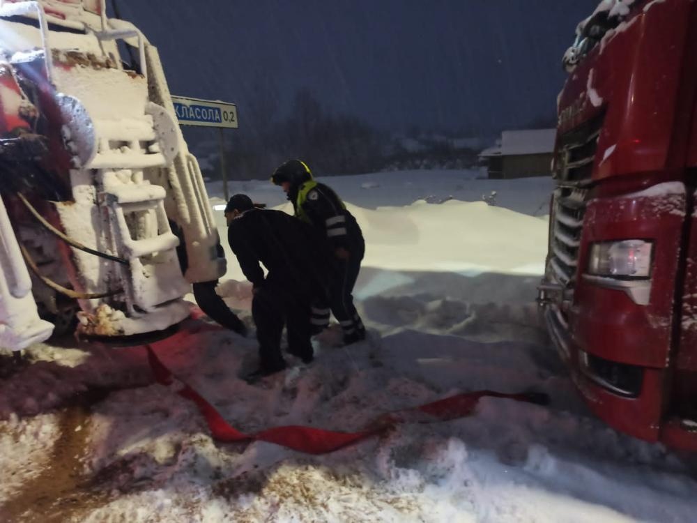 Во время снегопада на выходных водителям Марий Эл помогали автоинспекторы 