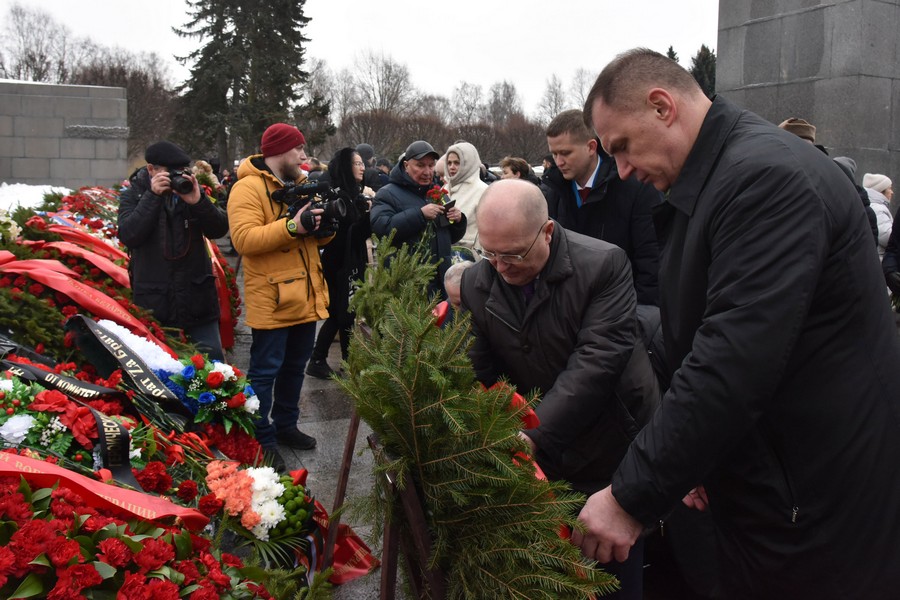 Юрий Зайцев отдал дань памяти жертвам блокады Ленинграда