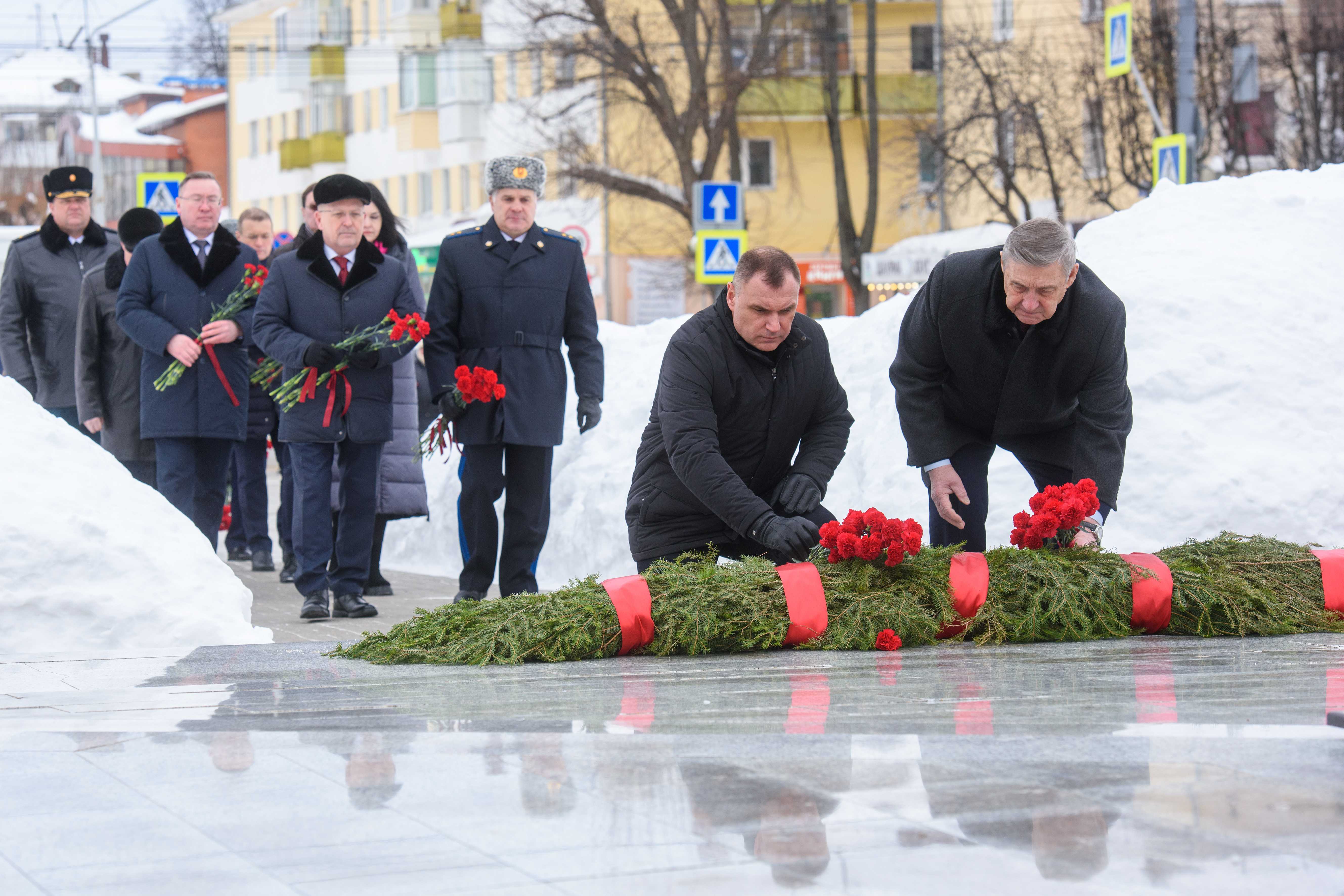 Юрий Зайцев возложил цветы к монументу Воинской Славы и Вечному огню
