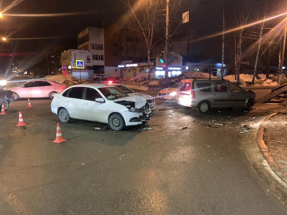 В вечернем ДТП в Йошкар-Оле пострадали двое взрослых и подросток
