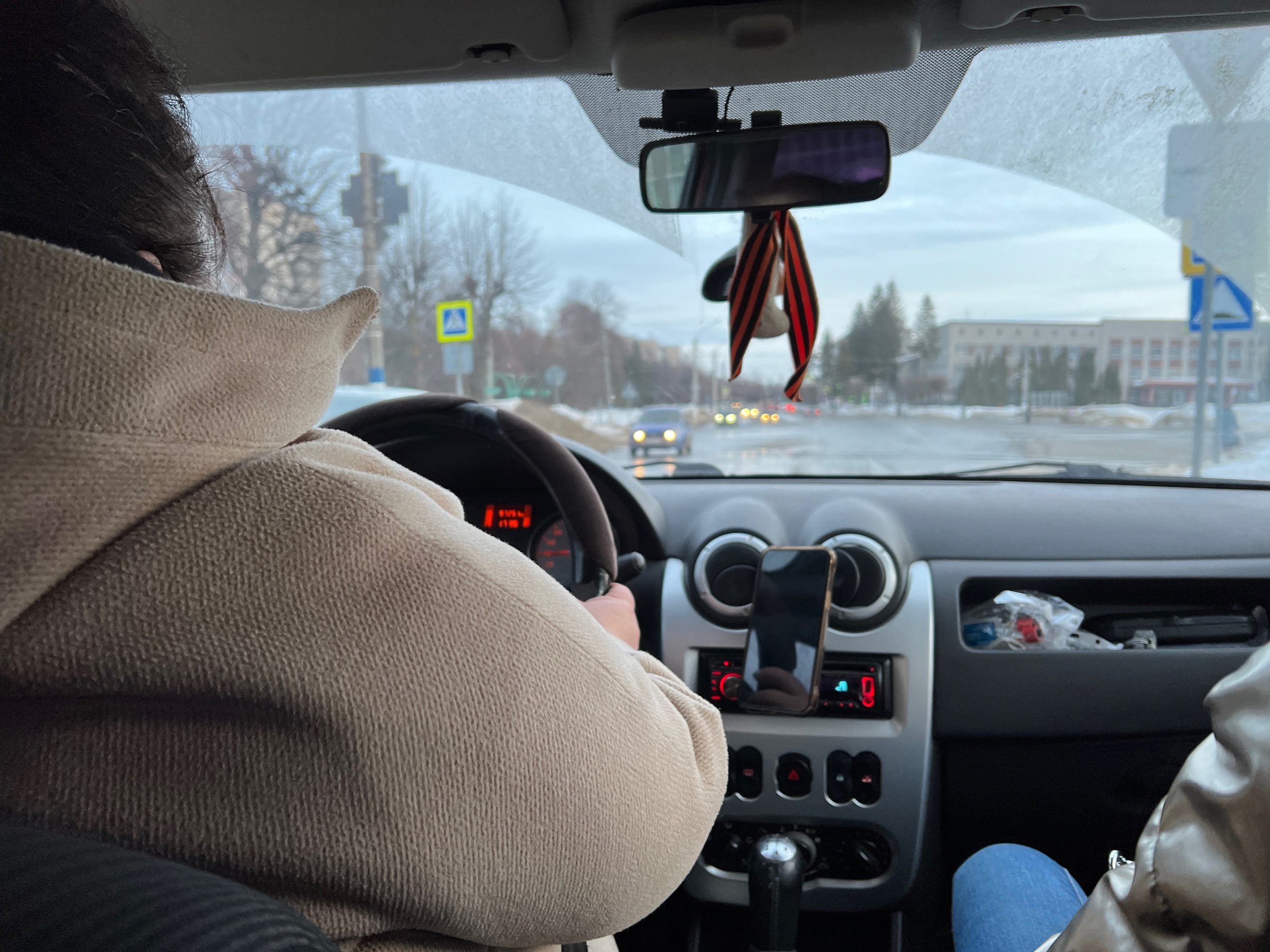 Женщина-таксист из Медведевского района приехала за клиентом, но он украл ее деньги