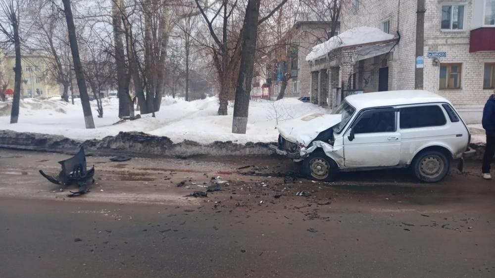 Два человека пострадали в столкновении на встречке в Волжске