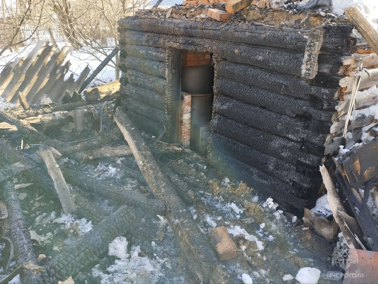 Жители Верхнего Кожлаера спасали дом от пожара, но безуспешно