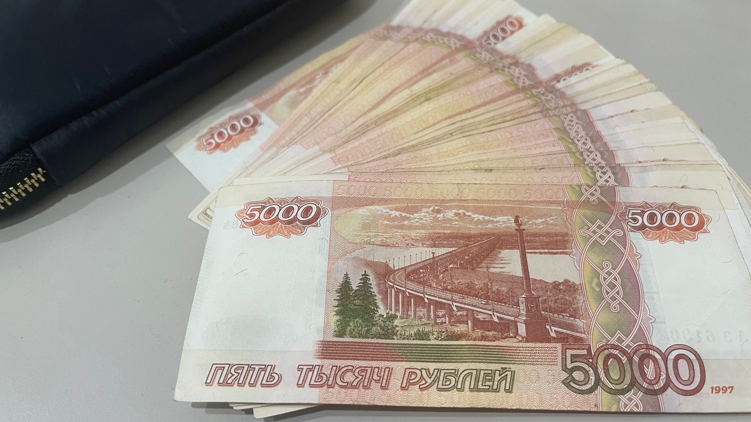 Жительница Медведевского района принесла в банк фальшивую купюру
