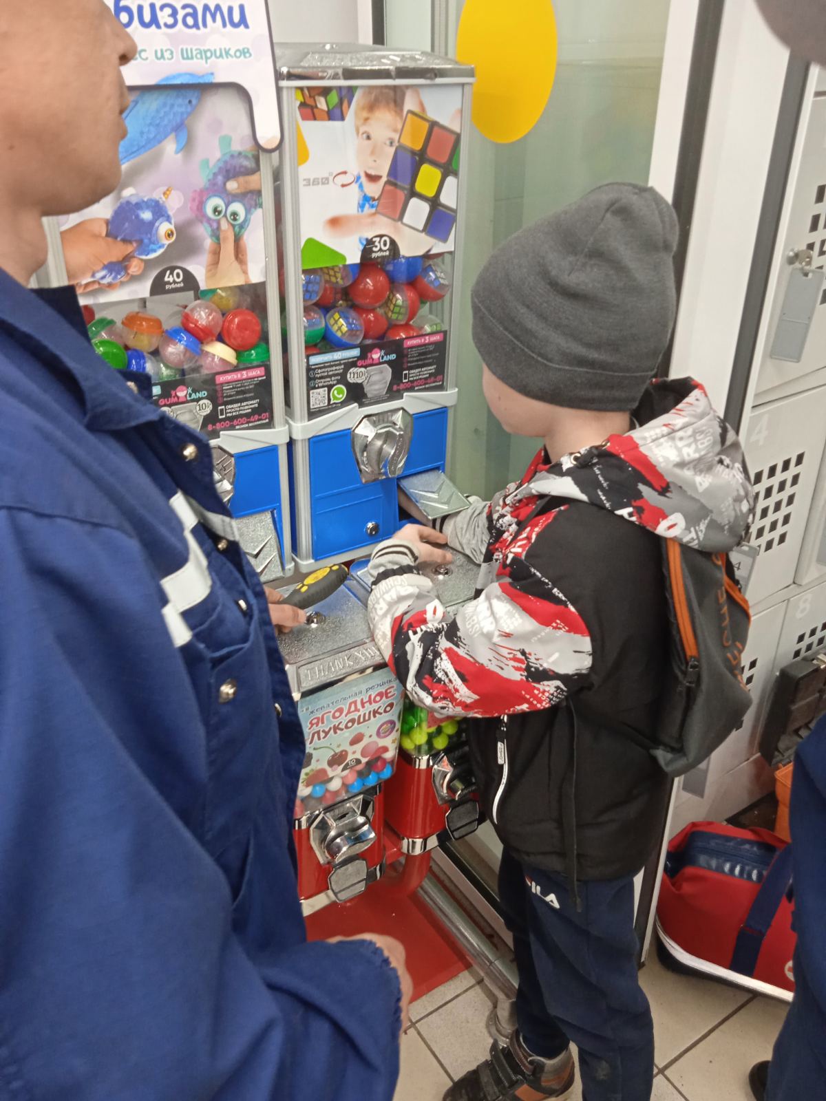 Мальчик из Звенигово застрял рукой в автомате с игрушками и не смог освободиться