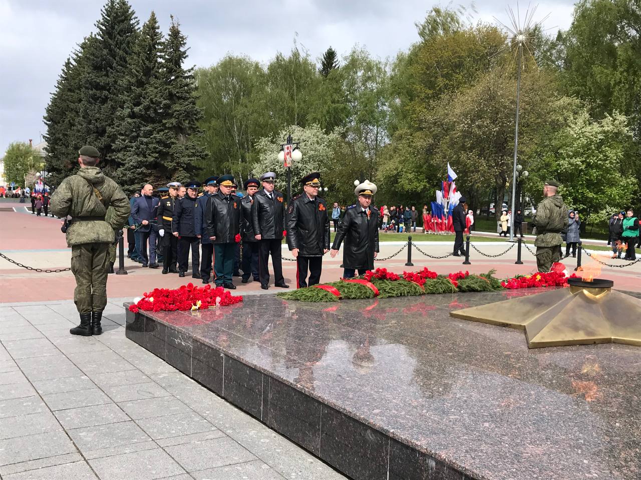 Йошкаролинцы возложили цветы к Монументу Воинской Славы