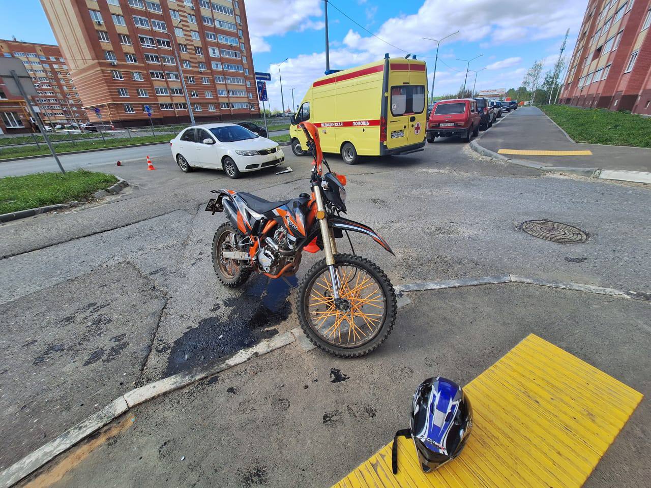 Два подростка на мотоцикле не поделили дорогу с иномаркой в Йошкар-Оле