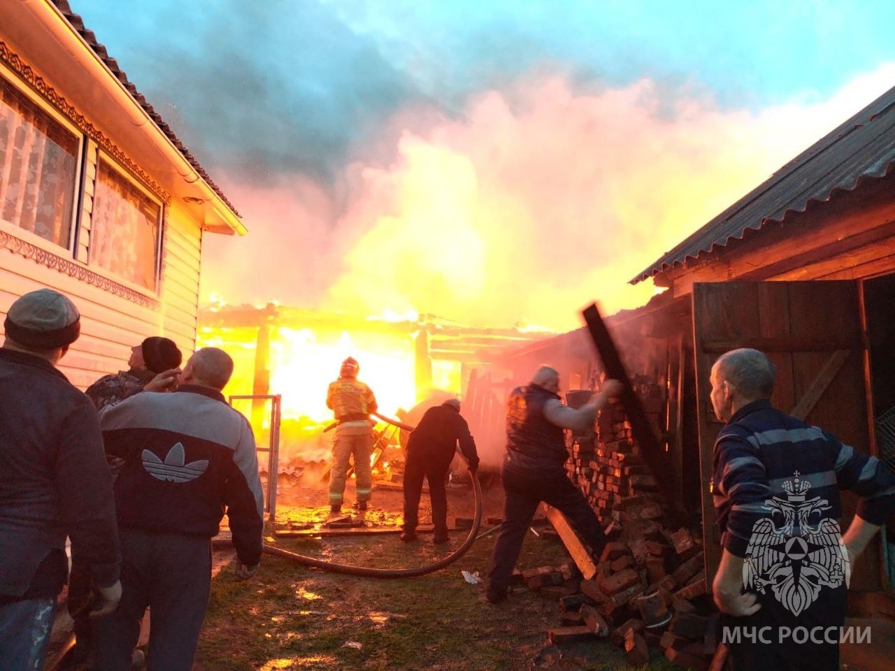 Пожар в Параньгинском районе тушили всей деревней, но помешал сильный ветер
