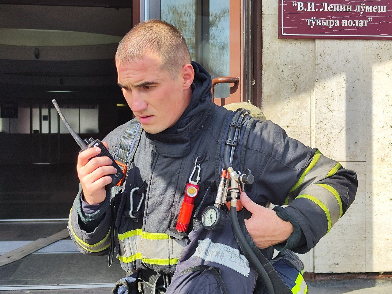 Пожарный из Йошкар-Олы рассказал о страхе и красоте в своей работе: «Плавились рации и каски»