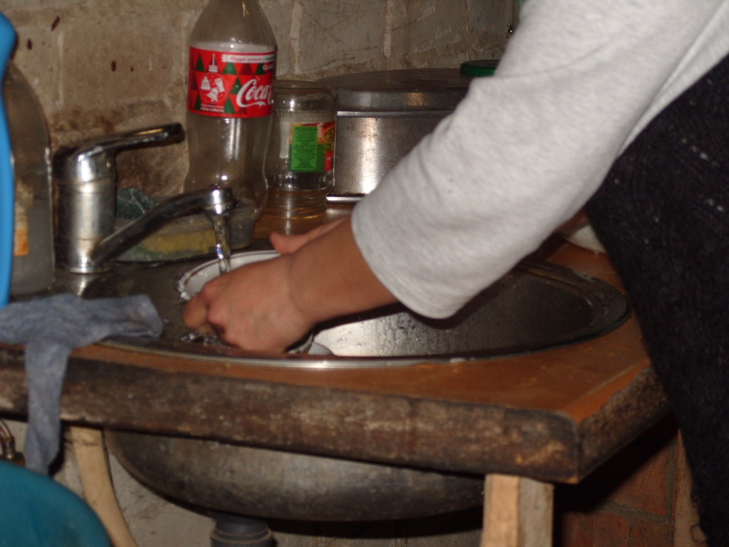 Выбрасывайте дорогие гели: это средство стоит копейки и отмоет заросшую жиром посуду