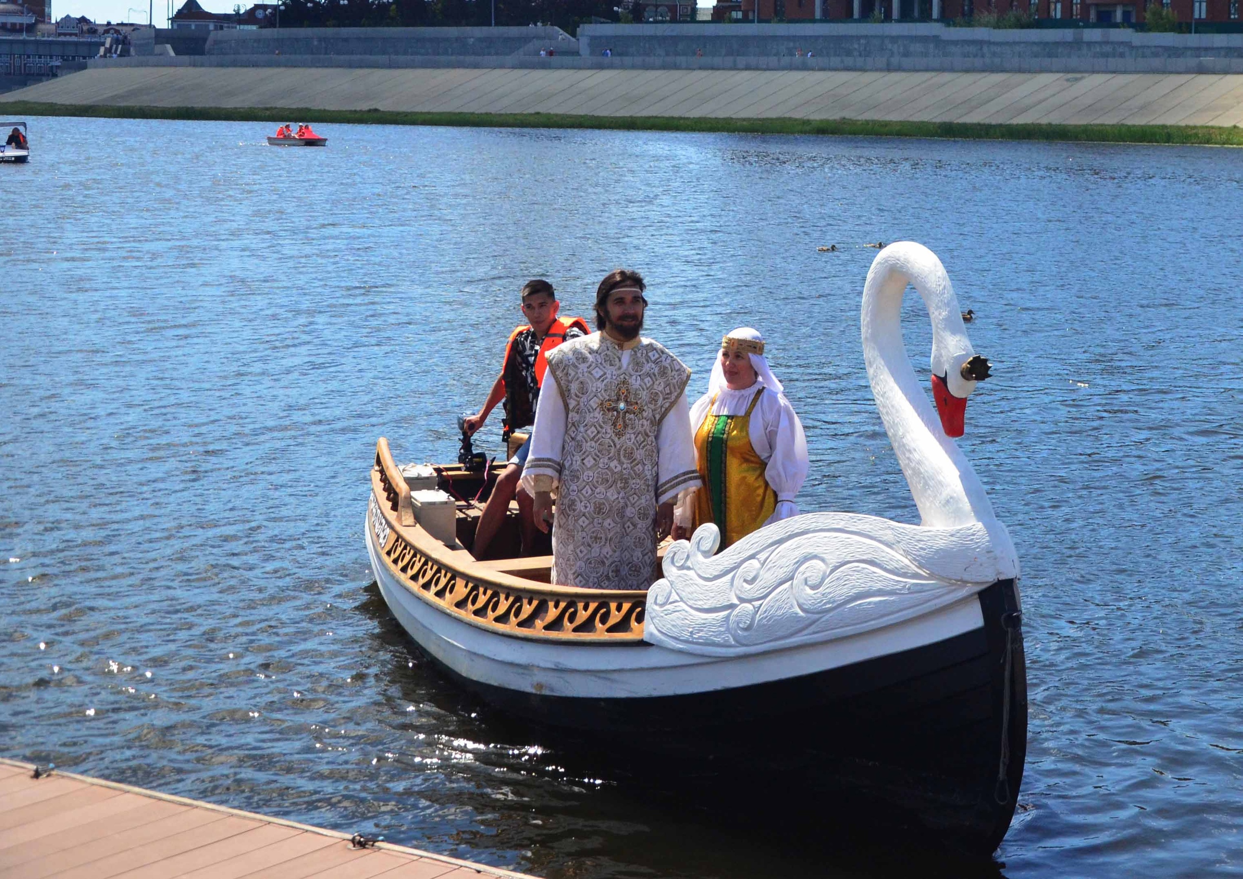 Белый лебедь привез Петра и Февронию на Патриаршую площадь в Йошкар-Оле