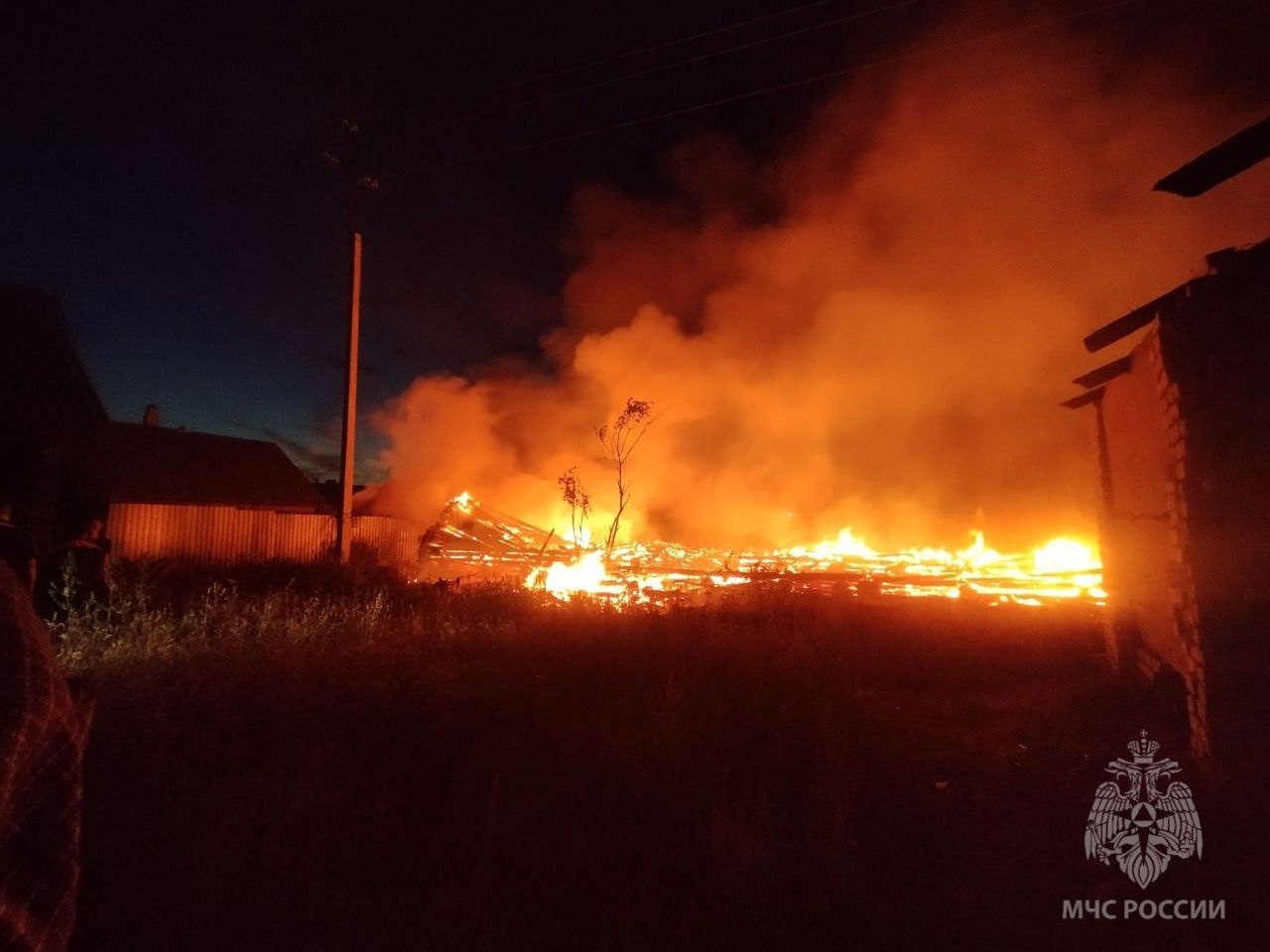 Очередное заброшенное здание сгорело в Волжске
