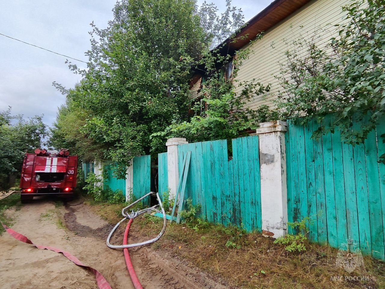 В Кокшайске пожарные успели спасти двухэтажный дом от пожара