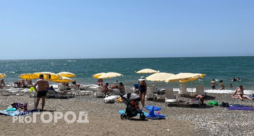 Купаться невозможно, мы все сидим на берегу: Черное море преподнесло неожиданный сюрприз отдыхающим