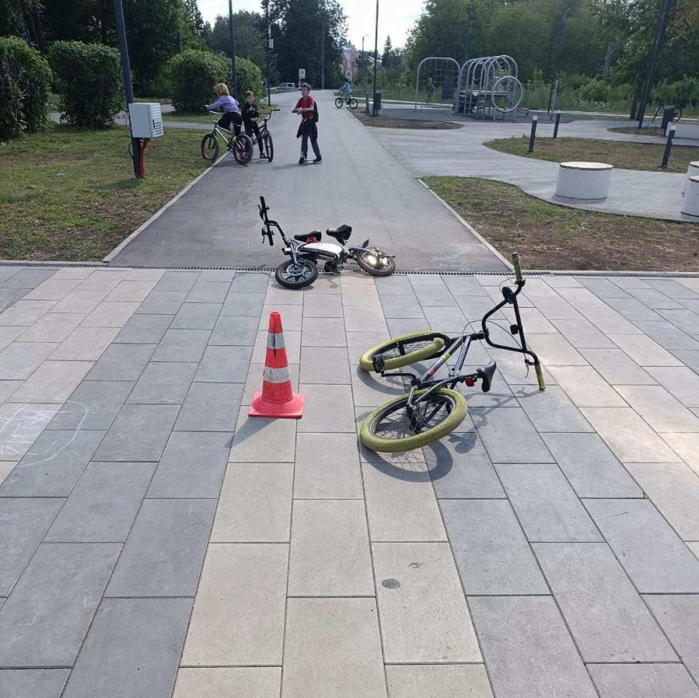 10-летний мальчик и 14-летняя девочка столкнулись, катаясь на велосипедах в Волжске