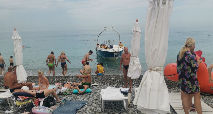 На пляжах Анапы ввели абсолютный запрет на купание в Черном море: отдых безнадежно испорчен