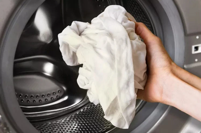 Белые вещи станут как новые: всего лишь засыпать пол стакана в барабан и ждать результата