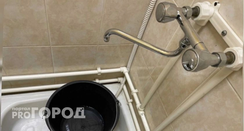 Разрезаю пластиковую бутылку надвое: даже самый упорный засор вылетает со свистом  применяю метод многие годы