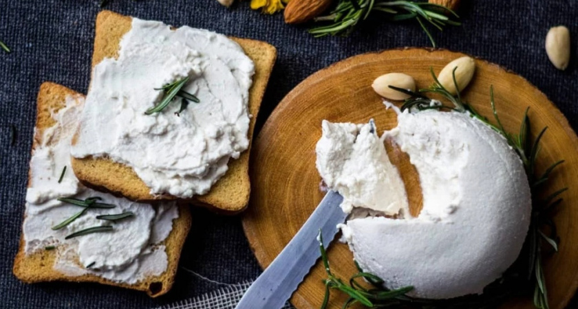 На ночь смешиваем густую ряженку и сметану: утром получаем сыр Филадельфия  готовится, пока вы спите