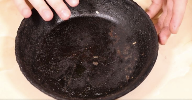 Вековой нагар сходит на глазах: этот простой раствор даст вторую жизнь советской сковороде