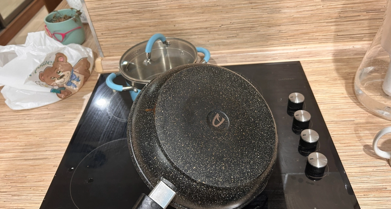 Кладу сковородку в пакет, и застарелый нагар исчезает моментально: удалось спасти старую утварь