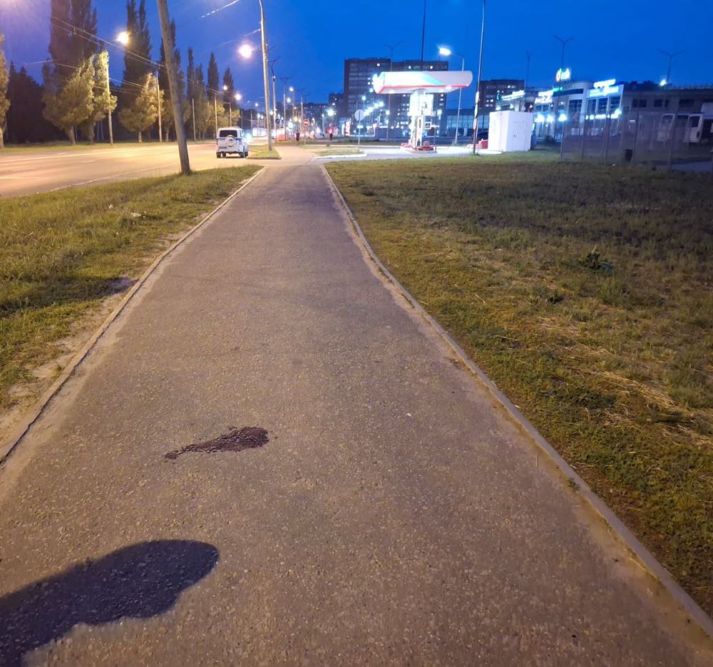 Самокатчик на скорости снес женщину на тротуаре в Йошкар-Оле и сбежал