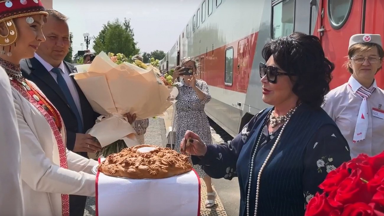 Надежду Бабкину с караваем и марийскими танцами встретили в Йошкар-Оле